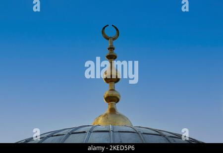 cupola della moschea e alem dorato isolati su un cielo blu pulito Foto Stock