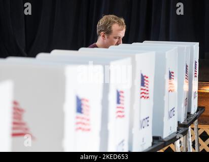 Detrooit, Michigan, Stati Uniti. 8th Nov 2022. Durante le elezioni di medio termine, l’elettore ha fatto il proprio voto in un seggio elettorale. Gli americani hanno fatto il loro modo ai sondaggi martedì 8 novembre per votare nelle accese elezioni di medio termine. (Credit Image: © Matthew Hatcher/SOPA Images via ZUMA Press Wire) Foto Stock