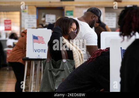 Detrooit, Michigan, Stati Uniti. 8th Nov 2022. Gli elettori hanno votato in un seggio elettorale a Detroit. Gli americani hanno fatto il loro modo ai sondaggi martedì 8 novembre per votare nelle accese elezioni di medio termine. (Credit Image: © Matthew Hatcher/SOPA Images via ZUMA Press Wire) Foto Stock