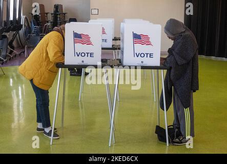 Detrooit, Michigan, Stati Uniti. 8th Nov 2022. Gli elettori hanno votato in un seggio elettorale a Detroit. Gli americani hanno fatto il loro modo ai sondaggi martedì 8 novembre per votare nelle accese elezioni di medio termine. (Credit Image: © Matthew Hatcher/SOPA Images via ZUMA Press Wire) Foto Stock