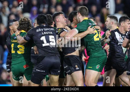 Leeds, Regno Unito. 11th Nov 2022. Un altercation tra i due lati mentre i giocatori si spingono a vicenda durante la partita di semi-finale di Coppa del mondo di Rugby League 2021 Australia vs Nuova Zelanda a Elland Road, Leeds, Regno Unito, 11th novembre 2022 (Foto di Mark Cosgrove/News Images) a Leeds, Regno Unito il 11/11/2022. (Foto di Mark Cosgrove/News Images/Sipa USA) Credit: Sipa USA/Alamy Live News Foto Stock