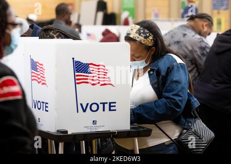 Detrooit, Michigan, Stati Uniti. 8th Nov 2022. Gli elettori hanno votato in un seggio elettorale a Detroit. Gli americani hanno fatto il loro modo ai sondaggi martedì 8 novembre per votare nelle accese elezioni di medio termine. (Credit Image: © Matthew Hatcher/SOPA Images via ZUMA Press Wire) Foto Stock