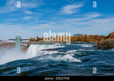 Cascate del Niagara dal lato americano e canadese. Arcobaleno sulla cascata. Il luogo turistico più popolare. Fiume tempestoso che scorre nel lago. Foto Stock