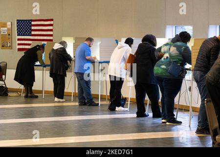 Detrooit, Michigan, Stati Uniti. 8th Nov 2022. Gli elettori hanno votato in un seggio elettorale a Detroit. Gli americani hanno fatto il loro modo ai sondaggi martedì 8 novembre per votare nelle accese elezioni di medio termine. (Credit Image: © Matthew Hatcher/SOPA Images via ZUMA Press Wire) Foto Stock