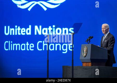 Sharm el-Sheikh, Egitto. 11th Nov 2022. Il presidente degli Stati Uniti Joe Biden, si è rivolto al vertice sul clima delle Nazioni Unite del COP27, 11 novembre 2022, a Sharm el-Sheikh, in Egitto. Credit: Adam Schultz/White House Photo/Alamy Live News Foto Stock