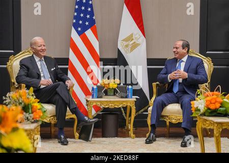 Sharm el-Sheikh, Egitto. 11th Nov 2022. Il presidente degli Stati Uniti Joe Biden sorride durante un incontro bilaterale faccia a faccia con il presidente egiziano Abdel Fattah el-Sisi, al vertice sul clima delle Nazioni Unite del COP27, 11 novembre 2022, a Sharm el-Sheikh, Egitto. Credit: Adam Schultz/White House Photo/Alamy Live News Foto Stock