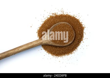 cucchiaio grande con zucchero di canna su fondo bianco, zucchero di canna naturale non raffinato, vista dall'alto Foto Stock