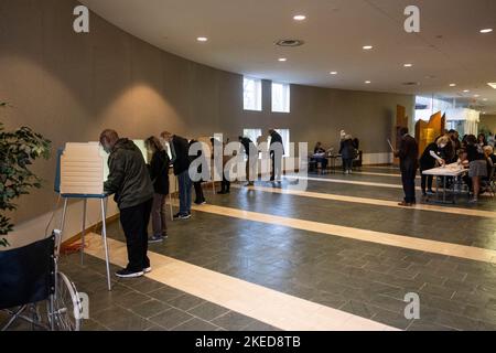 Detrooit, Michigan, Stati Uniti. 8th Nov 2022. Gli elettori hanno votato in un seggio elettorale a Detroit. Gli americani hanno fatto il loro modo ai sondaggi martedì 8 novembre per votare nelle accese elezioni di medio termine. (Credit Image: © Matthew Hatcher/SOPA Images via ZUMA Press Wire) Foto Stock