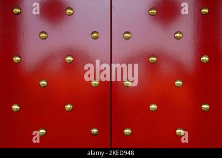 Berkeley, New South Wales, Australia: Porta rossa in stile cinese al Tempio di Fo Guang Shan Nan Tien, un tempio buddista vicino a Wollongong, Australia. Foto Stock