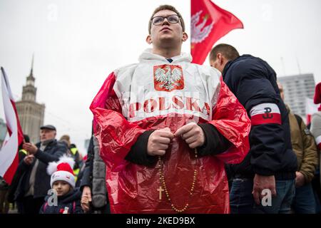 Varsavia, Polonia. 11th Nov 2022. Varsavia, Polonia. 11th Nov 2022. Un uomo tiene un rosario e prega durante la marcia dell'Indipendenza. La Giornata Nazionale dell'Indipendenza della Polonia segna l'anniversario dell'indipendenza del paese nel 1918. Si celebra come una festa nazionale il 11 novembre di ogni anno. Anche quest'anno decine di migliaia di polacchi hanno partecipato alla marcia dell'Indipendenza a Varsavia organizzata da organizzazioni di estrema destra per celebrare il 104th° anniversario della rinascita della Polonia come Stato indipendente. Credit: SOPA Images Limited/Alamy Live News Foto Stock