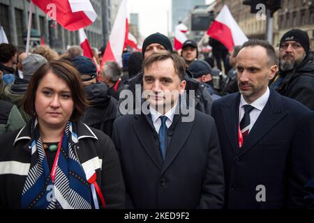 Varsavia, Polonia. 11th Nov 2022. Zbigniew Ziobro (al centro), Ministro della Giustizia e Procuratore Generale visto durante la marcia dell'Indipendenza. La Giornata Nazionale dell'Indipendenza della Polonia segna l'anniversario dell'indipendenza del paese nel 1918. Si celebra come una festa nazionale il 11 novembre di ogni anno. Anche quest'anno decine di migliaia di polacchi hanno partecipato alla marcia dell'Indipendenza a Varsavia organizzata da organizzazioni di estrema destra per celebrare il 104th° anniversario della rinascita della Polonia come Stato indipendente. Credit: SOPA Images Limited/Alamy Live News Foto Stock