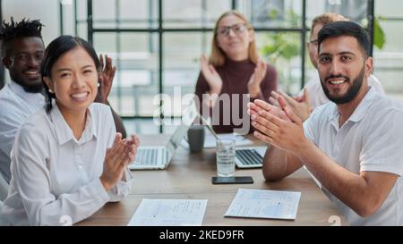 gruppo di diverse persone d'affari che festeggiano la vittoria Foto Stock