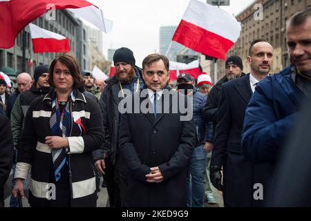 Varsavia, Polonia. 11th Nov 2022. Zbigniew Ziobro (al centro), Ministro della Giustizia e Procuratore Generale visto durante la marcia dell'Indipendenza. La Giornata Nazionale dell'Indipendenza della Polonia segna l'anniversario dell'indipendenza del paese nel 1918. Si celebra come una festa nazionale il 11 novembre di ogni anno. Anche quest'anno decine di migliaia di polacchi hanno partecipato alla marcia dell'Indipendenza a Varsavia organizzata da organizzazioni di estrema destra per celebrare il 104th° anniversario della rinascita della Polonia come Stato indipendente. Credit: SOPA Images Limited/Alamy Live News Foto Stock