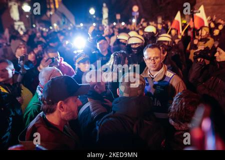 Wroclaw, Wroclaw, Polonia. 11th Nov 2022. La marcia nazionale si è svolta a WrocÅ‚aw in occasione della Giornata dell'Indipendenza. Quest'anno la marcia è stata guidata dallo slogan - Pole in Polonia come ospite. Gli aiuti eccessivi all’Ucraina si sono fortemente opposti. Diverse dozzine di persone sono state arrestate durante la marcia. (Credit Image: © Krzysztof Zatycki/ZUMA Press Wire) Credit: ZUMA Press, Inc./Alamy Live News Foto Stock
