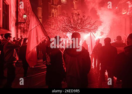 Wroclaw, Wroclaw, Polonia. 11th Nov 2022. La marcia nazionale si è svolta a WrocÅ‚aw in occasione della Giornata dell'Indipendenza. Quest'anno la marcia è stata guidata dallo slogan - Pole in Polonia come ospite. Gli aiuti eccessivi all’Ucraina si sono fortemente opposti. Diverse dozzine di persone sono state arrestate durante la marcia. (Credit Image: © Krzysztof Zatycki/ZUMA Press Wire) Credit: ZUMA Press, Inc./Alamy Live News Foto Stock