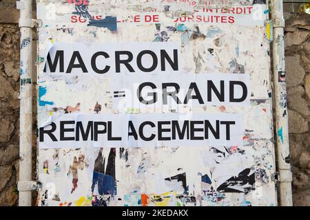 Tolone, Francia. 11th Nov 2022. Un'esposizione selvaggia denuncia il "grande sostituto" di Emmanuel Macron accogliendo i rifugiati. La grande sostituzione è una teoria di cospirazione di destra. Il "Reequete!" Partito del polemista di estrema destra, Eric Zemmour ha organizzato un'azione di protesta contro l'accoglienza dei rifugiati da parte della Francia. Il vichingo oceanico arrivò a Tolone con 230 migranti a bordo il 11 novembre 2022. E' la prima volta che una nave SOS Mediterranée atterra migranti in Francia. Questa accoglienza eccezionale, secondo le autorità francesi, fa seguito al rifiuto dell'Italia di concedere diritti di sbarco Foto Stock