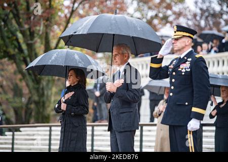 Arlington, Stati Uniti d'America. 11th Nov 2022. Arlington, Stati Uniti d'America. 11 Novembre 2022. Il Vice Presidente degli Stati Uniti Kamala Karris, Segretario degli Affari dei Veterani Denis McDonough, Pepin, a destra, salutano durante la cerimonia presidenziale degli onorificenze pieni delle forze armate alla Tomba del Milite Ignoto all'annuale Cimitero nazionale di Arlington, il 11 novembre 2022 ad Arlington, Virginia, USA. Credit: Elizabeth Fraser/US Army/Alamy Live News Foto Stock