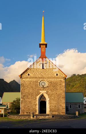 Uno scatto verticale della chiesa di Saint-Francois-Xavier a Paea, isola Tahiti, Isole della Società, Polinesia francese Foto Stock