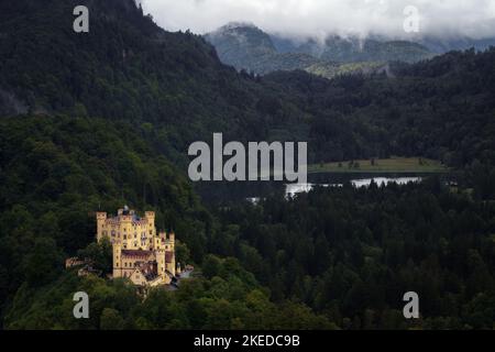 Castello di Hohenschwangau a Fussen, splendido palazzo neogotico del XIX secolo e famoso punto di riferimento della Baviera, Germania. Vista sul lago Schwansee Foto Stock