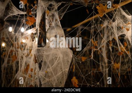 Decorazione scheletrica per Halloween avvolto in tessuto e tessuto ragno Foto Stock