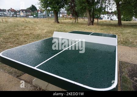 Un campo da ping-pong presso il Roe Green PK di Kingsbury, Londra, Inghilterra, Regno Unito Foto Stock