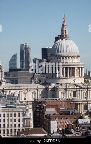 Uno scatto verticale della città di Londra con la cattedrale di St. Paul alla luce del giorno, Regno Unito Foto Stock