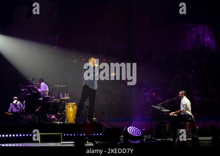 Eboli, Salerno, Italia. 11th Nov 2022. Il cantante e cantautore italiano Biagio Antonacci suona durante il tour del Palco Centrale a Palasele il 11 novembre 2022 a Eboli (Credit Image: © Francesco Luciano/ZUMA Press Wire) Credit: ZUMA Press, Inc./Alamy Live News Foto Stock