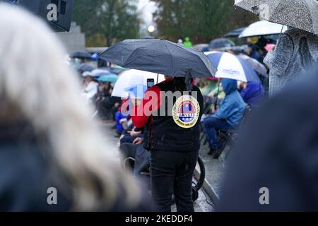 Washington, Stati Uniti. 11th Nov 2022. Un parente filma la sua famiglia durante la cerimonia. La gente si è riunita al memoriale della seconda guerra mondiale a Washington DC per osservare una cerimonia di posa di Wreath. All'evento, veterani e parenti osservarono i relatori ospiti che elogiarono i veterani della seconda guerra mondiale americana per il loro servizio. Credit: SOPA Images Limited/Alamy Live News Foto Stock