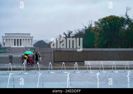 Washington, Stati Uniti. 11th Nov 2022. I veterani della seconda guerra mondiale depongono le corone per onorare le diverse persone dell'esercito durante la Veterans Day. La gente si è riunita al memoriale della seconda guerra mondiale a Washington DC per osservare una cerimonia di posa di Wreath. All'evento, veterani e parenti osservarono i relatori ospiti che elogiarono i veterani della seconda guerra mondiale americana per il loro servizio. Credit: SOPA Images Limited/Alamy Live News Foto Stock