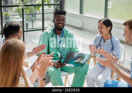 Tutti sono addestrati e hanno esperienza con tutti i raggi X. Foto Stock