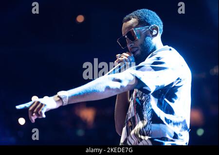Londra, Regno Unito. 11th Nov 2022. Dirtbike LB del gruppo hip hop britannico D-Block Europe in concerto durante il tour ‘Lap 5’ al O2 di Londra Credit: John Barry/Alamy Live News Foto Stock