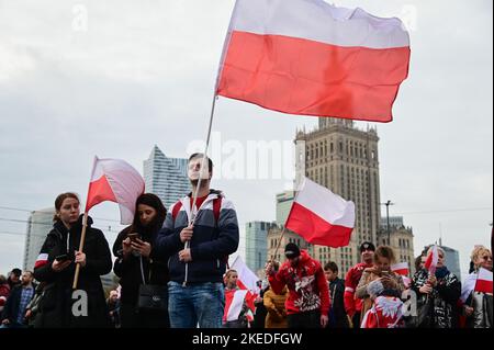 Varsavia, Polonia. 11th Nov 2022. La gente si trova con le bandiere per celebrare la Giornata dell'Indipendenza a Varsavia, Polonia, il 11 novembre 2022. Credit: Alexey Vitvitsky/Xinhua/Alamy Live News Foto Stock