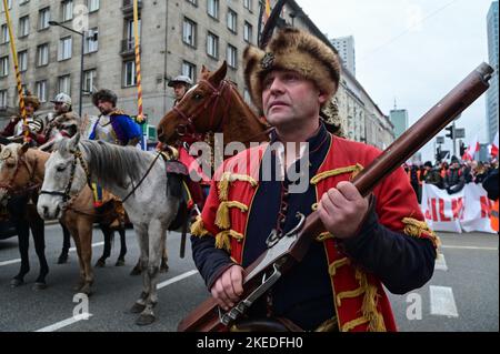 Varsavia, Polonia. 11th Nov 2022. La gente partecipa a una marcia per celebrare la Giornata dell'Indipendenza a Varsavia, in Polonia, il 11 novembre 2022. Credit: Alexey Vitvitsky/Xinhua/Alamy Live News Foto Stock