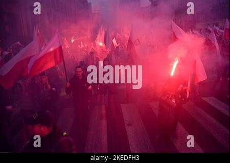 Varsavia, Polonia. 11th Nov 2022. La gente partecipa a una marcia per celebrare la Giornata dell'Indipendenza a Varsavia, in Polonia, il 11 novembre 2022. Credit: Alexey Vitvitsky/Xinhua/Alamy Live News Foto Stock