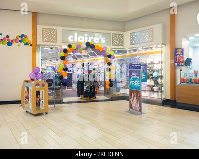 New Hartford, New York - 24 ottobre 2022: Vista panoramica degli accessori Claire Storefront. Claire's è un rivenditore statunitense di accessori, gioielli, un Foto Stock