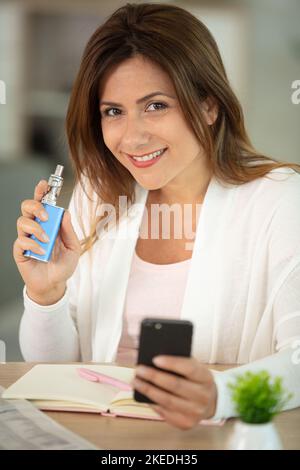 il fumo e la vaporizzazione possono essere dannosi per la salute e la dipendenza Foto Stock