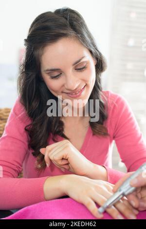 manicurista che usa la lima elettronica del chiodo Foto Stock