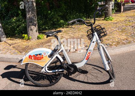 Helsinki, Finlandia - 20 luglio 2022: Porto storico. Primo piano di bianco MOI.Fi noleggio bici a sinistra sul lato del parco Foto Stock