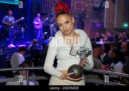 Duesseldorf, Germania. 11th Nov 2022. Il cantante Badmómzjay è felice del MTV EMA Best German Act Award. Credit: Henning Kaiser/dpa/Alamy Live News Foto Stock