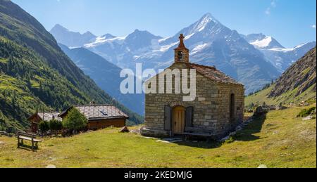 Le alpi del Walliser cime con la cappella e chalet di Ottafe - Bishorn, Weisshorn, Schalihorn, e Rothorn sulla valle del Cervino. Foto Stock