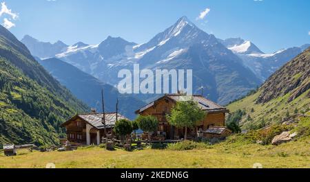 Le alpi Walliser e gli chalet di Ottafe - picchi Bishorn, Weisshorn, Schalihorn e Rothorn sulla valle del Mattertal - Foto Stock