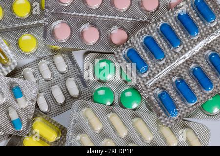 Diversi tipi di blister con il farmaco in un ospedale, immagine concettuale  Foto stock - Alamy