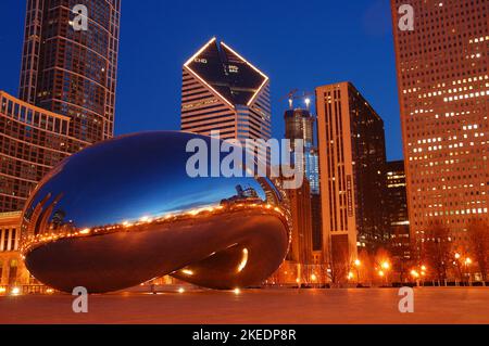 Cloud Gate, meglio conosciuto come Bean, riflette il cielo e lo skyline di Chicago nella sua pelle di acciaio inossidabile Foto Stock