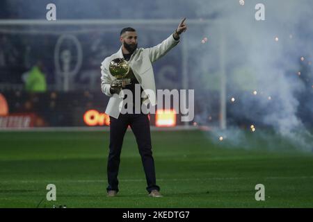 Karim Benzema del Real Madrid mostra la palla d'oro (Ballon dâ&#X80;&#x99;OR) ai fan di Lione durante il campionato francese Ligue 1 partita di calcio tra Olympique Lyonnais (Lione) e OGC Nice il 11 novembre 2022 allo stadio Groupama di Decines-Charpieu vicino Lione, Francia - Foto: Romain Biard/DPPI/LiveMedia Foto Stock