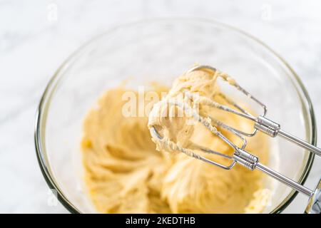 Mini Cupcake alla vaniglia con crema di burro rosa glassa Foto Stock