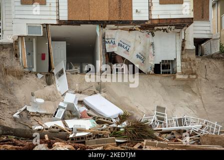 Wilbur-by-the-Sea, Florida – 11 novembre 2022: Distruzione causata dall'erosione della spiaggia e dal vento a causa degli uragani Ian e Nicole. Foto Stock