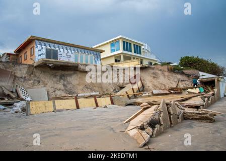 Wilbur-by-the-Sea, Florida – 11 novembre 2022: Distruzione causata dall'erosione della spiaggia e dal vento a causa degli uragani Ian e Nicole. Foto Stock