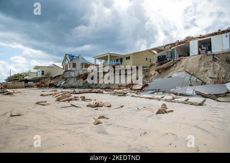 Wilbur-by-the-Sea, Florida – 11 novembre 2022: Distruzione causata dall'erosione della spiaggia e dal vento a causa degli uragani Ian e Nicole. Foto Stock