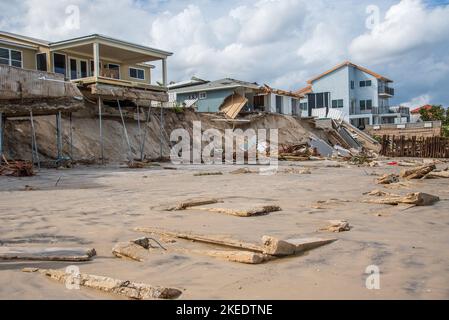 Wilbur-by-the-Sea, Florida – 11 novembre 2022: Distruzione causata dall'erosione della spiaggia e dal vento a causa degli uragani Ian e Nicole. Foto Stock