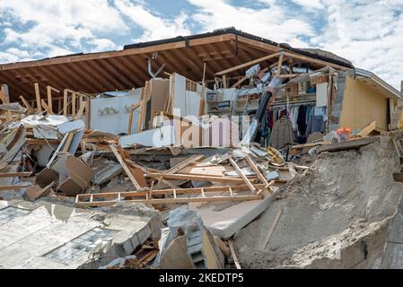 Wilbur-by-the-Sea, Florida – 11 novembre 2022: Distruzione causata dall'erosione della spiaggia e dal vento a causa degli uragani Ian e Nicole. Foto Stock